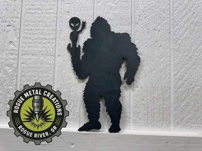 BIGFOOT / SAQUATCH Holding ALIEN Metal Cutout
